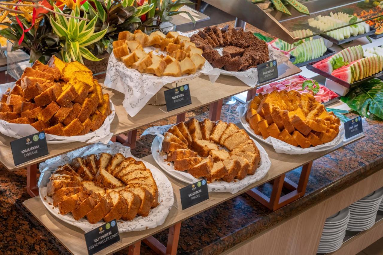 Serhs Natal Grand Hotel & Resort Luaran gambar A selection of cakes at a buffet
