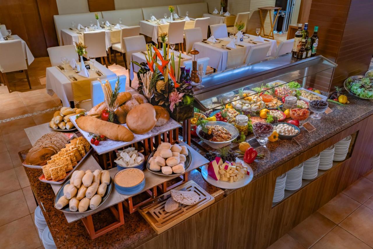 Serhs Natal Grand Hotel & Resort Luaran gambar A buffet at a hotel